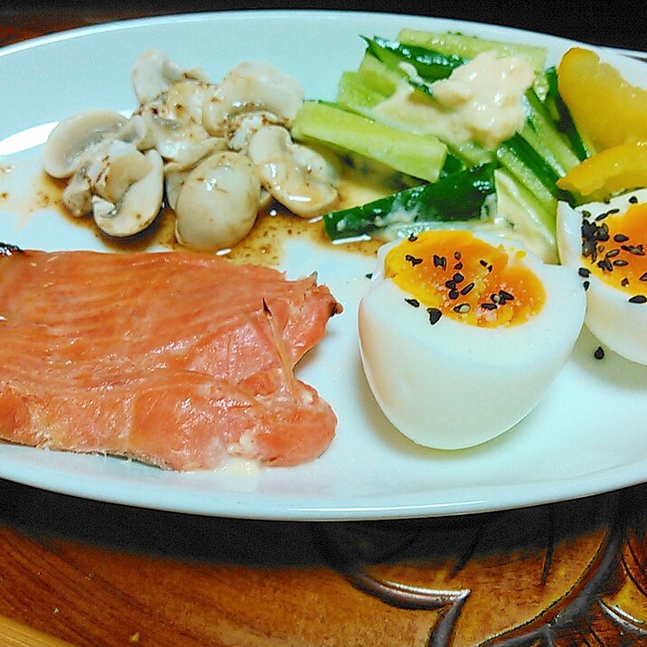 鮭と半熟卵キュウリ&マッシュルームのサラダプレート